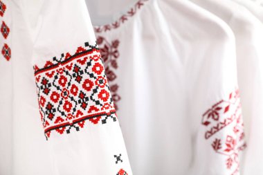 Farklı nakış işlemeli güzel gömlekler, yakın plan. Ukrayna ulusal giysileri