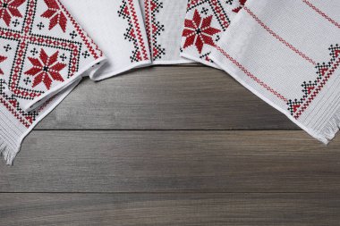 Ahşap masada güzel bir acele, yazı için yeri olan üst manzara. Ukrayna ulusal nakışı