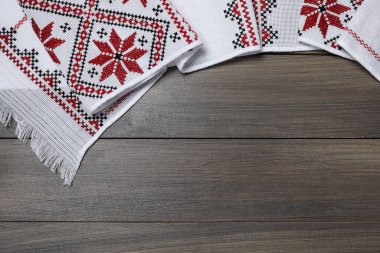 Ahşap masada güzel bir acele, yazı için yeri olan üst manzara. Ukrayna ulusal nakışı