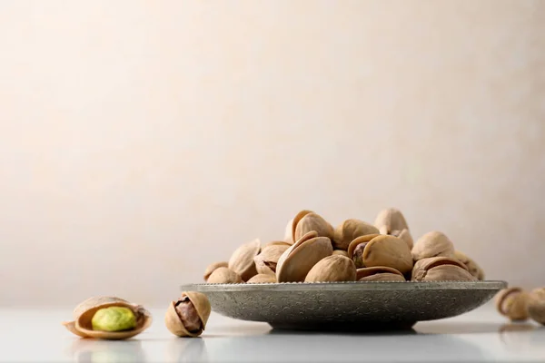 Plate Pistachio Nuts White Table — 图库照片
