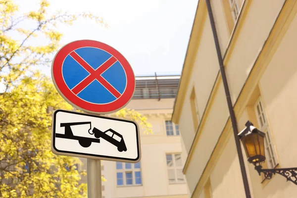 Pfosten Mit Halteverbotsschild Und Zusatzschild Freien Sicht Aus Niedrigem Winkel — Stockfoto