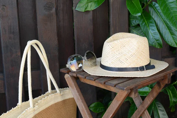 Différents Accessoires Plage Élégants Près Une Clôture Bois — Photo