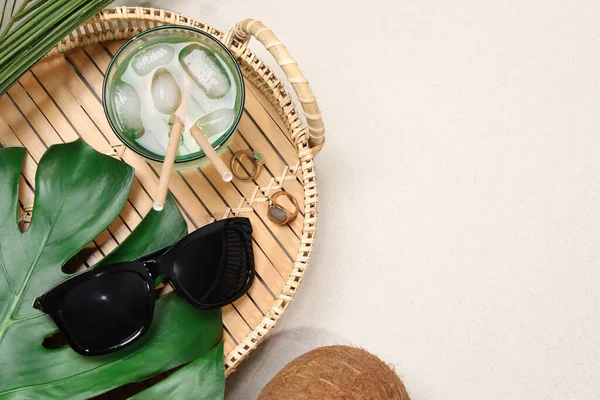 Flache Liegekomposition Mit Stylischer Sonnenbrille Und Erfrischendem Getränk Auf Sand — Stockfoto