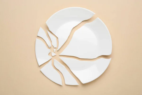 Pieces Broken Ceramic Plate Beige Background Flat Lay — 图库照片
