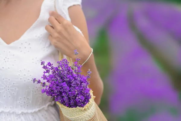 Wanita Dengan Sekantong Bunga Lavender Indah Lapangan Closeup — Stok Foto