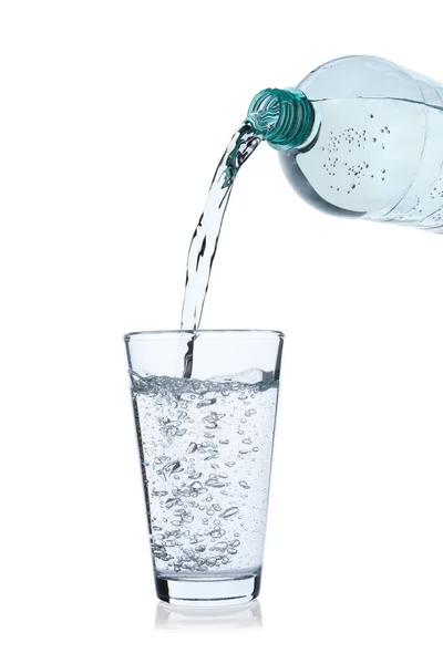 Giet Soda Water Uit Fles Glas Witte Achtergrond — Stockfoto