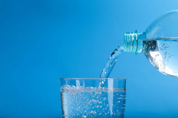 Pouring Soda Water Bottle Glass Light Blue Background Closeup Space — ストック写真