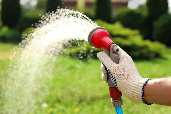 Man Spraying Water Hose Garden Closeup — Stock Photo, Image