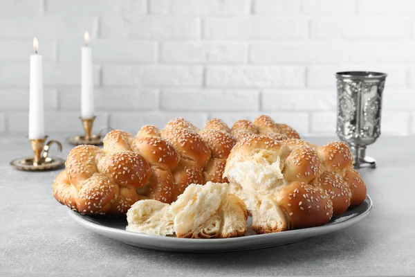 Homemade Braided Bread Sesame Seeds Goblet Candles Grey Table Traditional —  Fotos de Stock