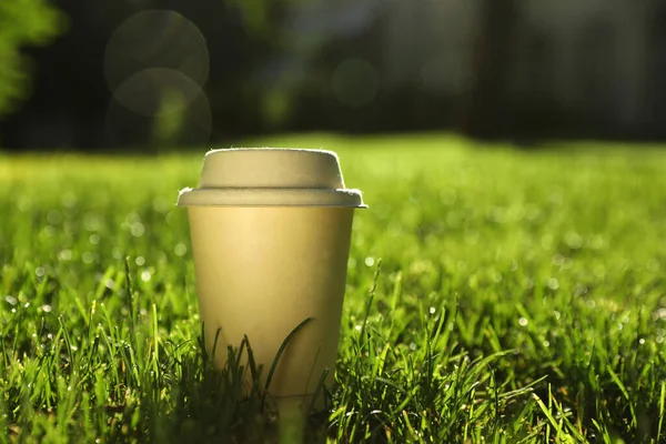 Cardboard Takeaway Coffee Cup Lid Green Grass Outdoors Space Text — Φωτογραφία Αρχείου