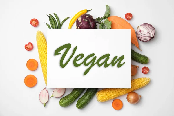 Tarjeta Papel Con Palabra Vegano Verduras Frescas Sobre Fondo Blanco — Foto de Stock