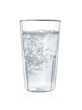 Beyaz arka planda soda bardağına dökülüyor.