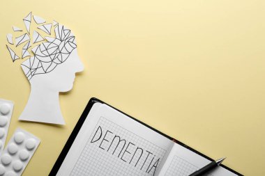 Düz dizüstü bilgisayar kompozisyonu bej arkaplan üzerinde Dementia kelimesi, metin için boşluk
