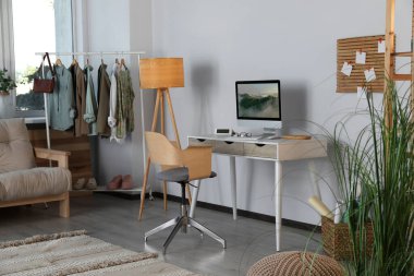 Konforlu iş yeri içerisine sahip şık bir ofis.