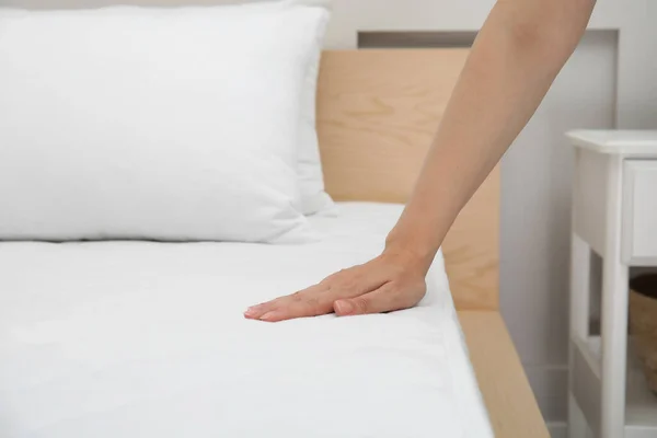 Vrouw Aanraken Zachte Witte Matras Bed Binnen Close — Stockfoto