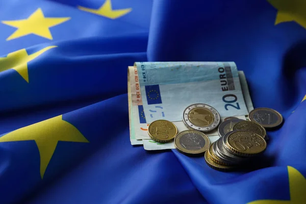 Münzen Und Banknoten Auf Der Flagge Der Europäischen Union — Stockfoto
