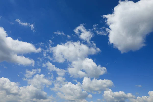Прекрасное Голубое Небо Белыми Пушистыми Облаками — стоковое фото