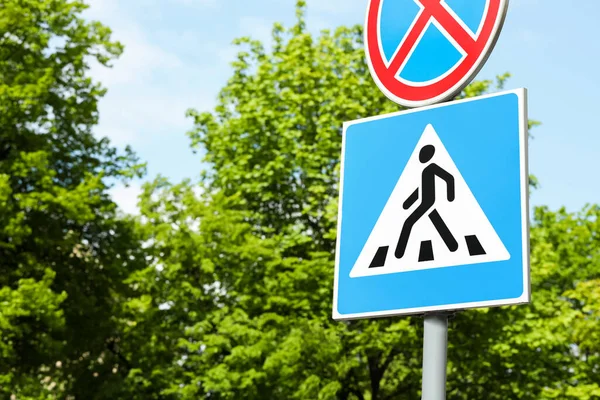 Post Pedestrian Crossing Stopping Road Signs Sunny Day — Stock Photo, Image
