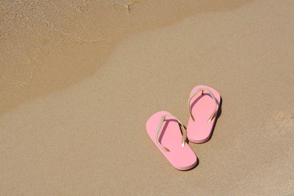 Stylische Rosa Flip Flops Auf Nassem Sand Meer Platz Für — Stockfoto