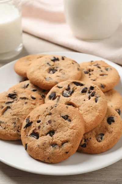 Plate Delicious Chocolate Chip Cookies White Wooden Table Closeup — Stock Photo, Image