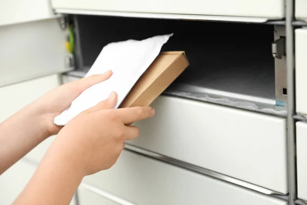 Mulher Levando Pacotes Fora Armário Parcelas Close — Fotografia de Stock