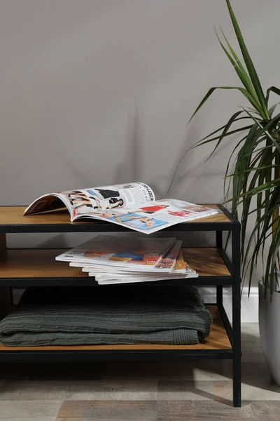 Wooden Cabinet Magazines Houseplant Indoors — Fotografia de Stock