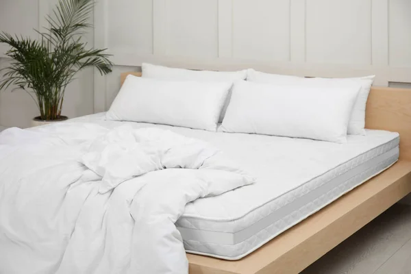 Деревянная Кровать Мягким Белым Матрасом Одеяло Подушки Помещении — стоковое фото