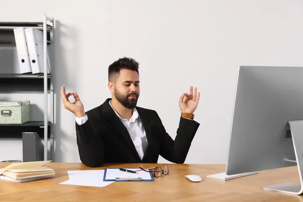 Jovem Empresário Meditando Local Trabalho Conceito Zen — Fotografia de Stock