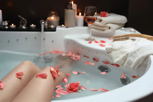 Mujer Tomando Baño Con Pétalos Rosa Primer Plano Ambiente Romántico — Foto de Stock