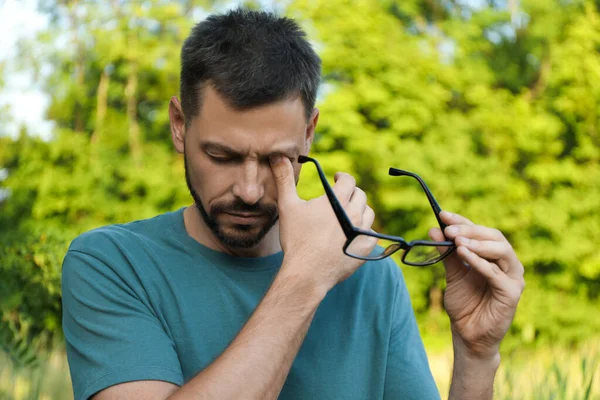 Homme Souffrant Fatigue Oculaire Extérieur Par Une Journée Ensoleillée — Photo