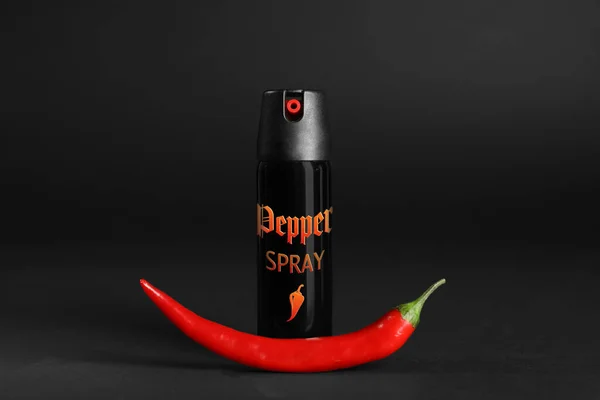 Bottiglia Gas Spray Peperoncino Fresco Sfondo Nero — Foto Stock