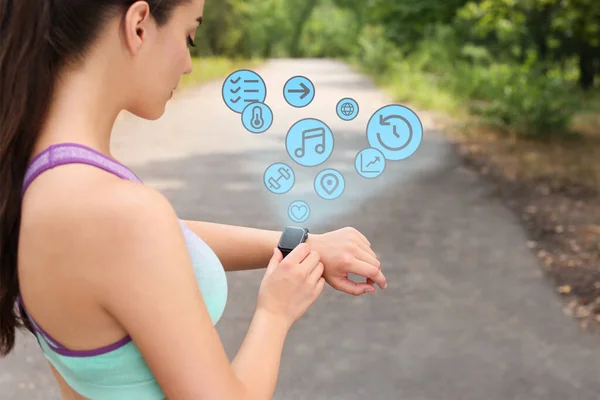 Młoda Kobieta Sprawdza Fitness Tracker Smartwatch Treningu Parku — Zdjęcie stockowe