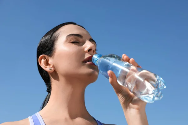 Beautiful Young Sportswoman Drinking Water Outdoors Closeup Refreshing Drink — Photo