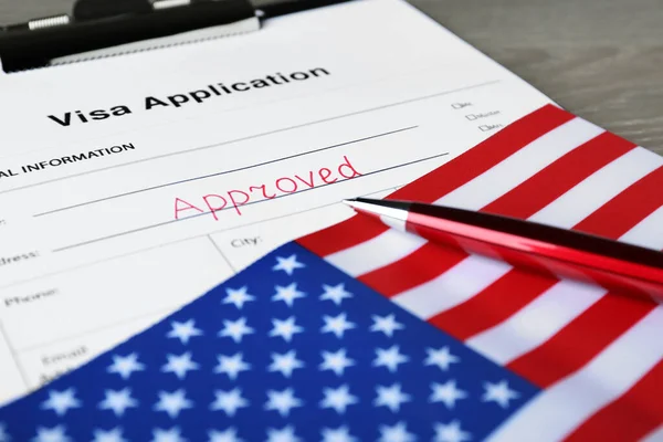 Visum Aanvraagformulier Met Woord Goedgekeurd Amerikaanse Vlag Pen Tafel Close — Stockfoto