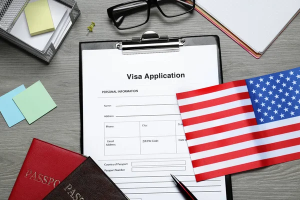 Visa Aanvraagformulier Amerikaanse Vlag Paspoorten Briefpapier Houten Tafel Plat Lay — Stockfoto