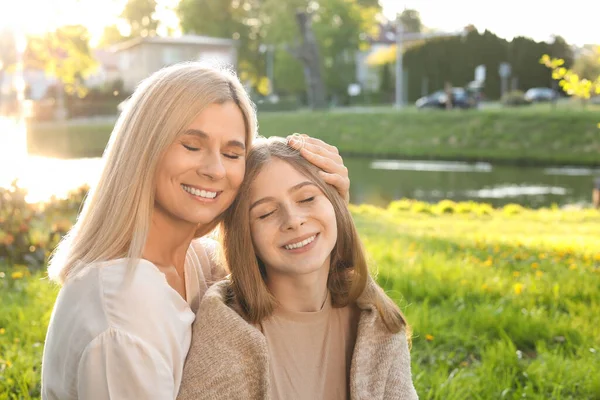 Счастливая Мать Дочерью Проводят Время Вместе Парке Солнечный День — стоковое фото