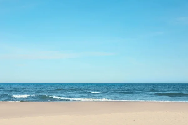 Güneşli Bir Günde Güzel Deniz Kumlu Plaj Manzarası — Stok fotoğraf