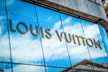 Warshaw, Polonya - 14 Mayıs 2022: Louis Vuitton Moda Mağazası