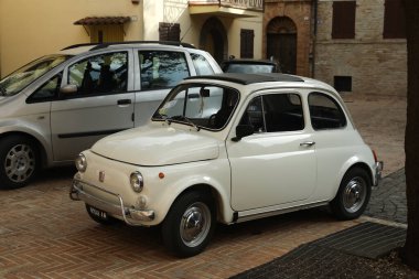 GRONINGEN, NETHERLANDS - 23 NİSAN 2022: Beyaz Fiat 500F 1968