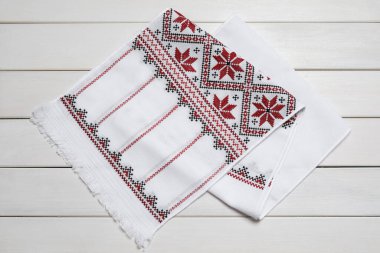 Beyaz ahşap masadaki güzel acele, üst manzara. Ukrayna ulusal nakışı