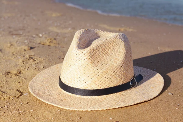 Stylish Straw Hat Sandy Beach Sea — Stock fotografie