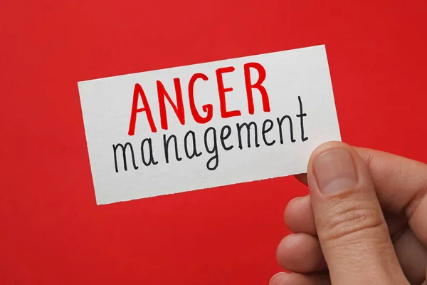 Man Holding Card Words Anger Management Red Background Closeup — Φωτογραφία Αρχείου