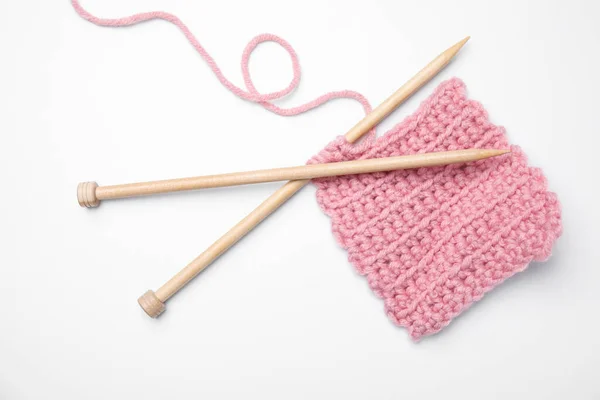 Pink Knitting Wooden Needles White Background Top View — Fotografia de Stock