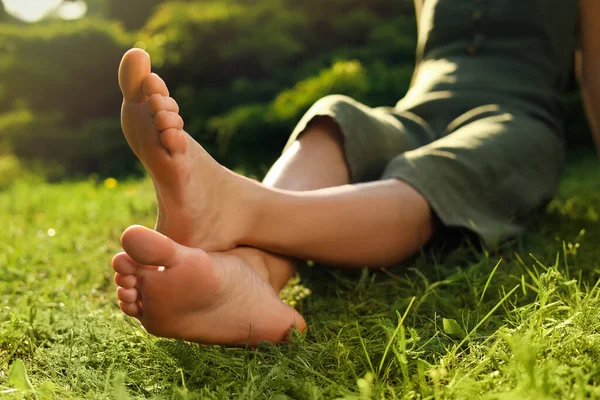 Woman Sitting Barefoot Green Grass Outdoors Closeup — Stock fotografie