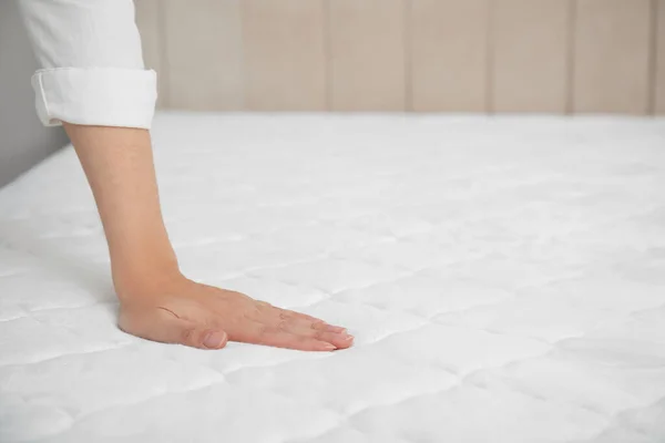 Mulher Tocando Colchão Branco Macio Dentro Casa Close Espaço Para — Fotografia de Stock