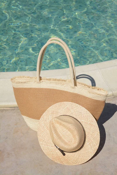 Sac Chapeau Élégants Près Piscine Extérieure Jour Ensoleillé Accessoires Plage — Photo