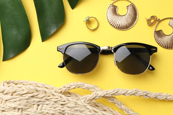Neue Stylische Sonnenbrille Schmuck Und Tasche Auf Gelbem Hintergrund Flache — Stockfoto