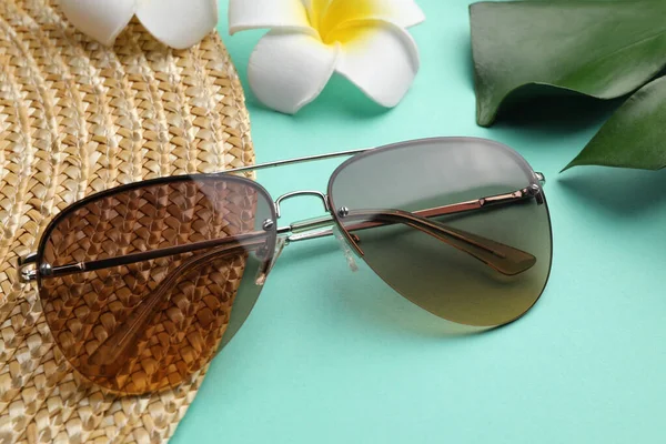 Nové Stylové Elegantní Sluneční Brýle Tyrkysovém Pozadí Detailní Záběr — Stock fotografie