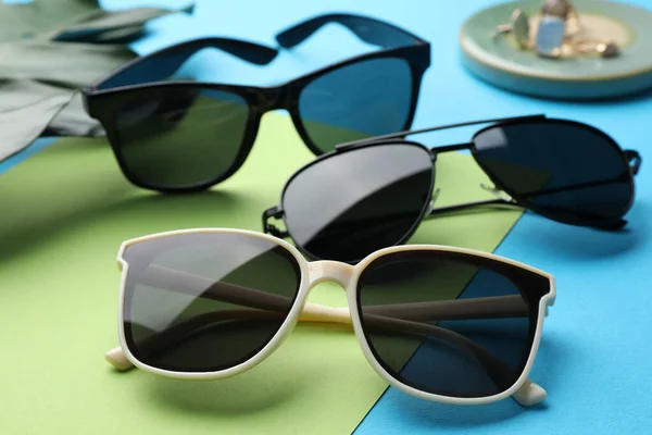 Verschiedene Stylische Sonnenbrillen Auf Farbigem Hintergrund Nahaufnahme — Stockfoto