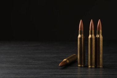 Siyah ahşap masada bir sürü kurşun. Metin için boşluk